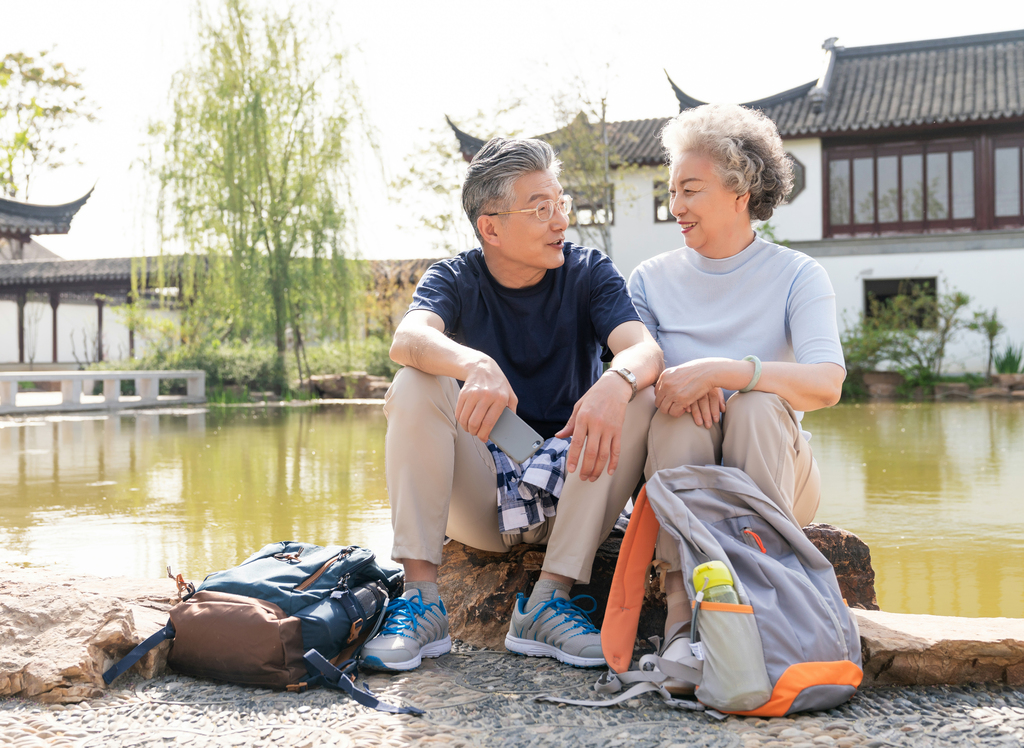 老年夫妻旅游图片