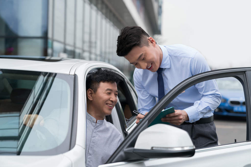 老年男子试驾汽车