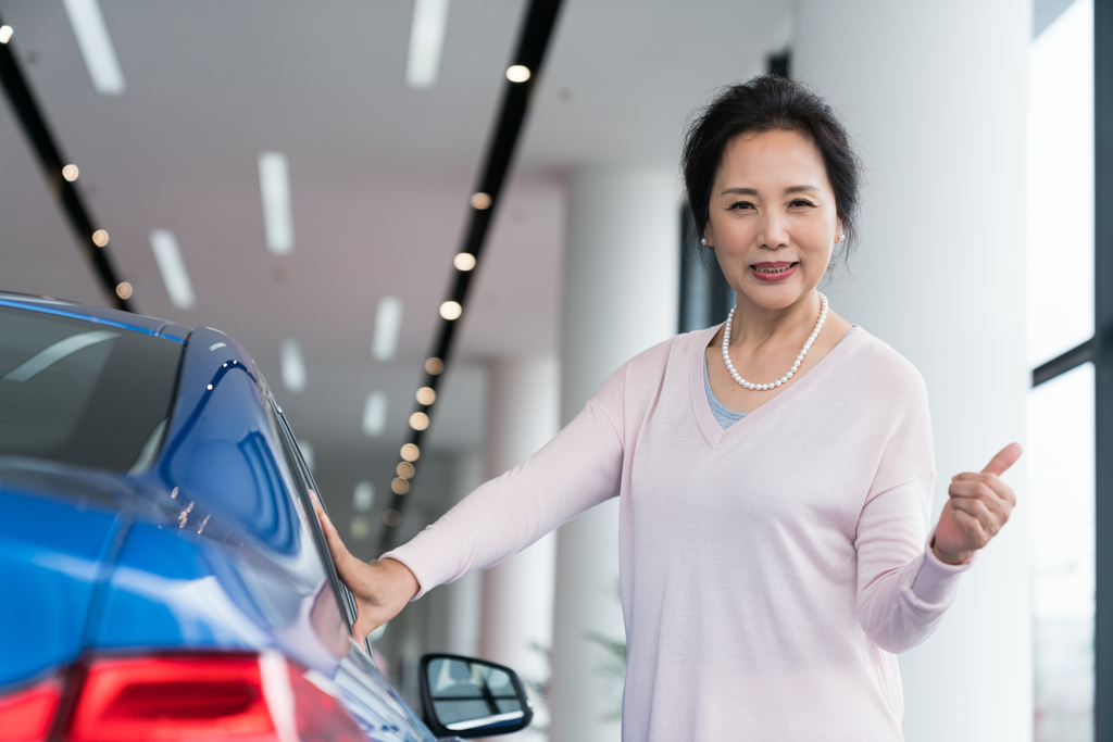 老年女子选购汽车