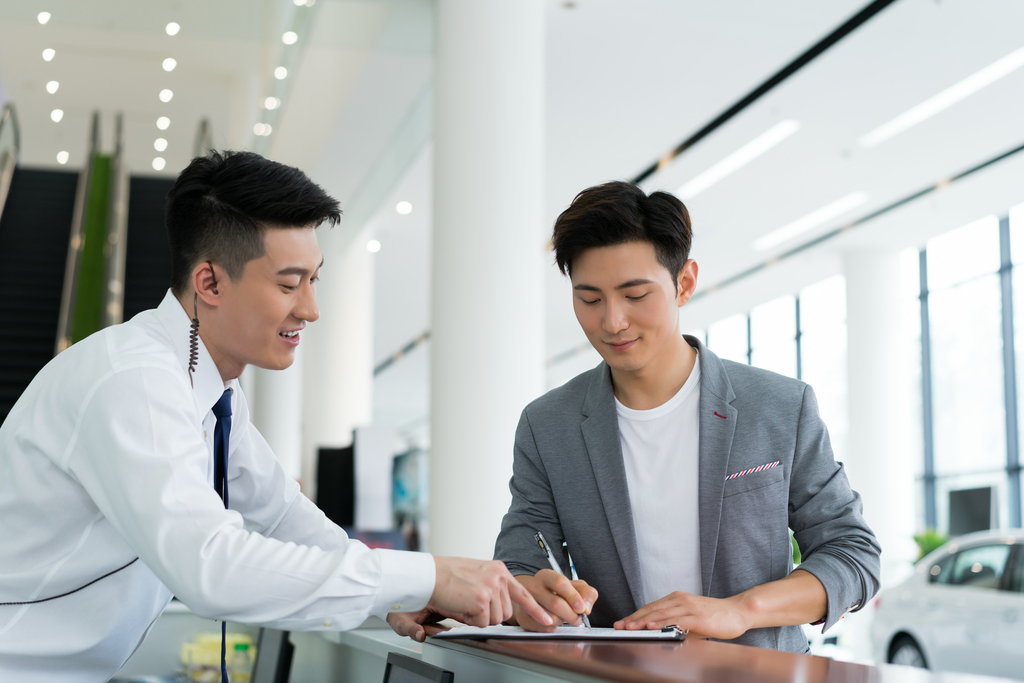 年轻男子购买汽车图片