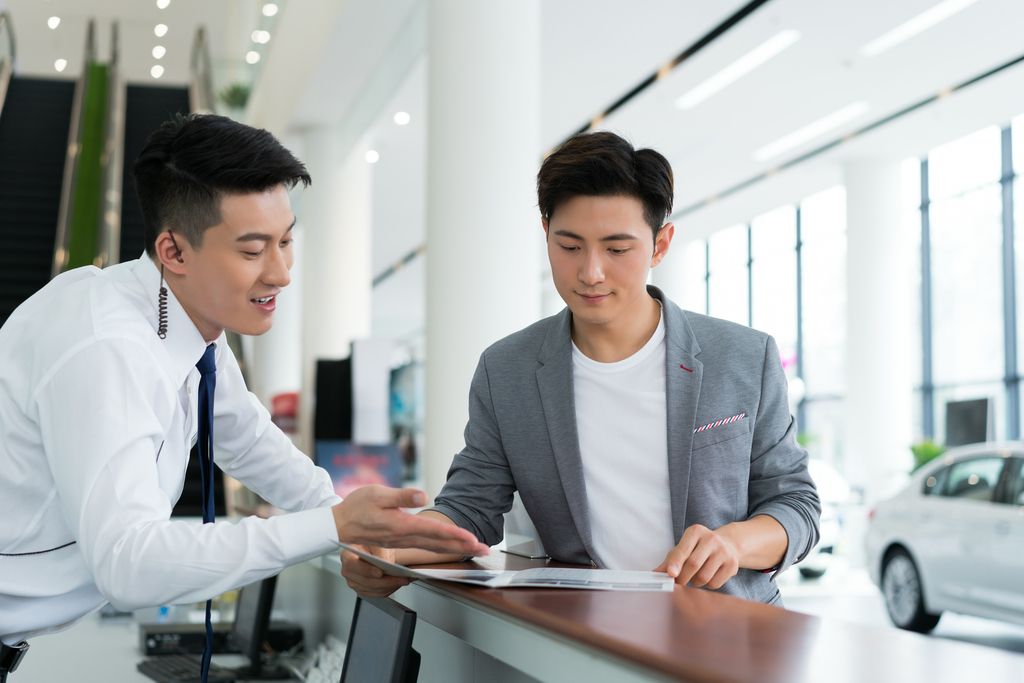 年轻男子购买汽车图片