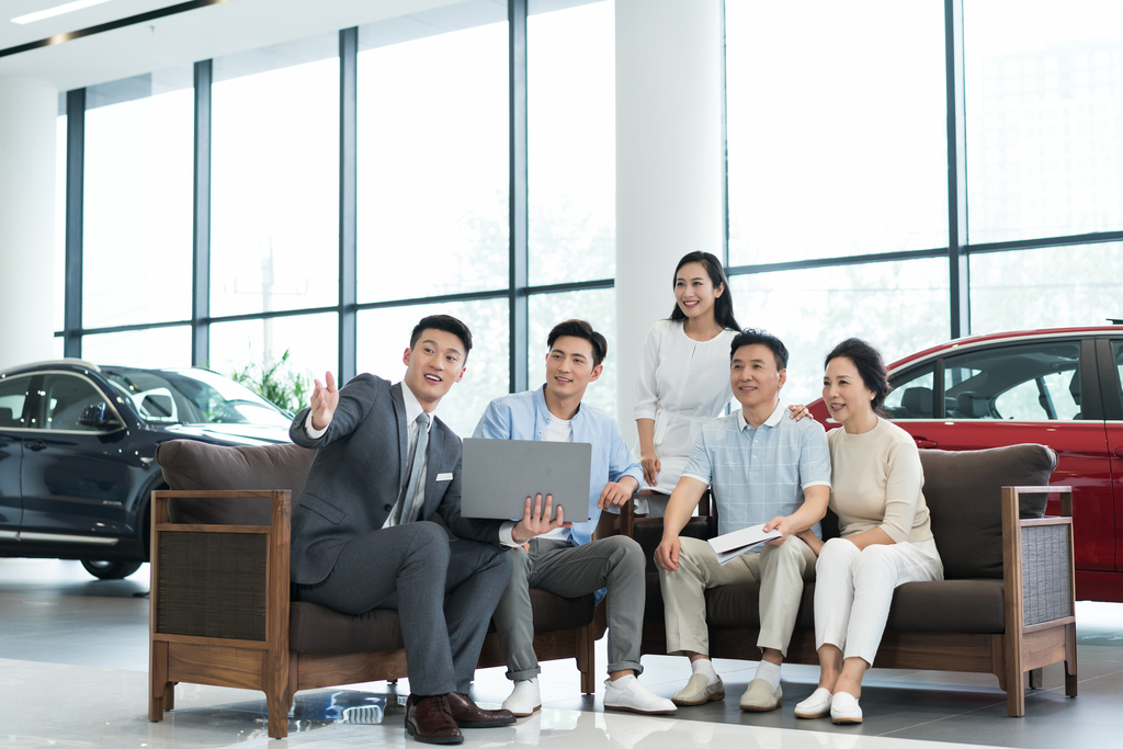 一家人选购汽车图片