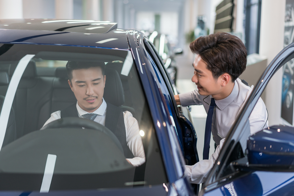 年轻男子试驾汽车