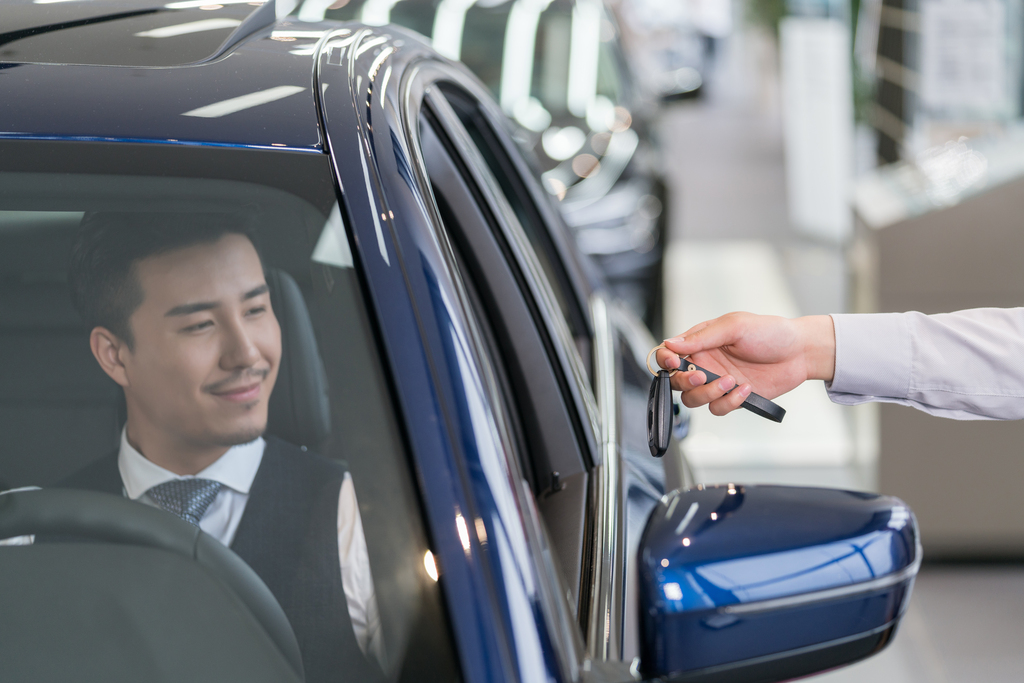 年轻男子试驾汽车