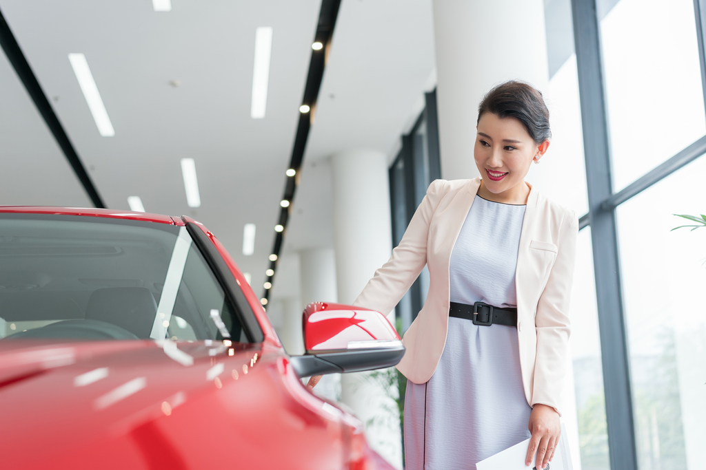 年轻商务女子选购汽车