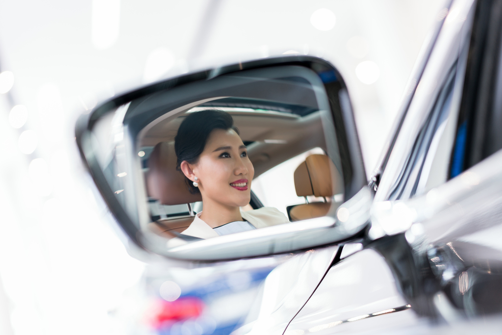 年轻商务女子驾车