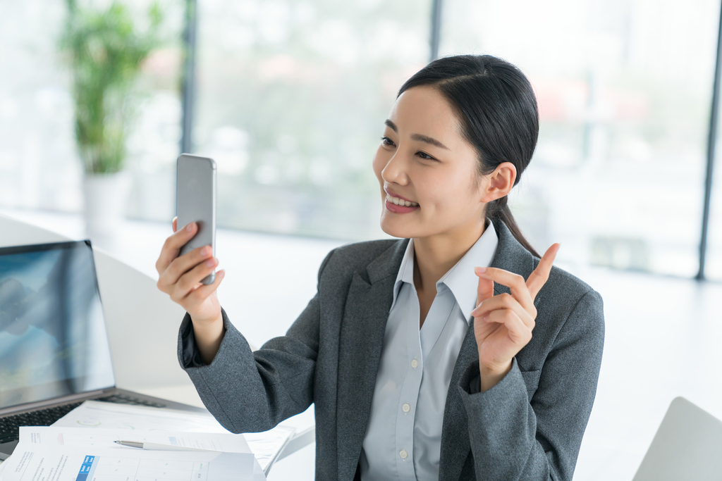 青年商务女子图片