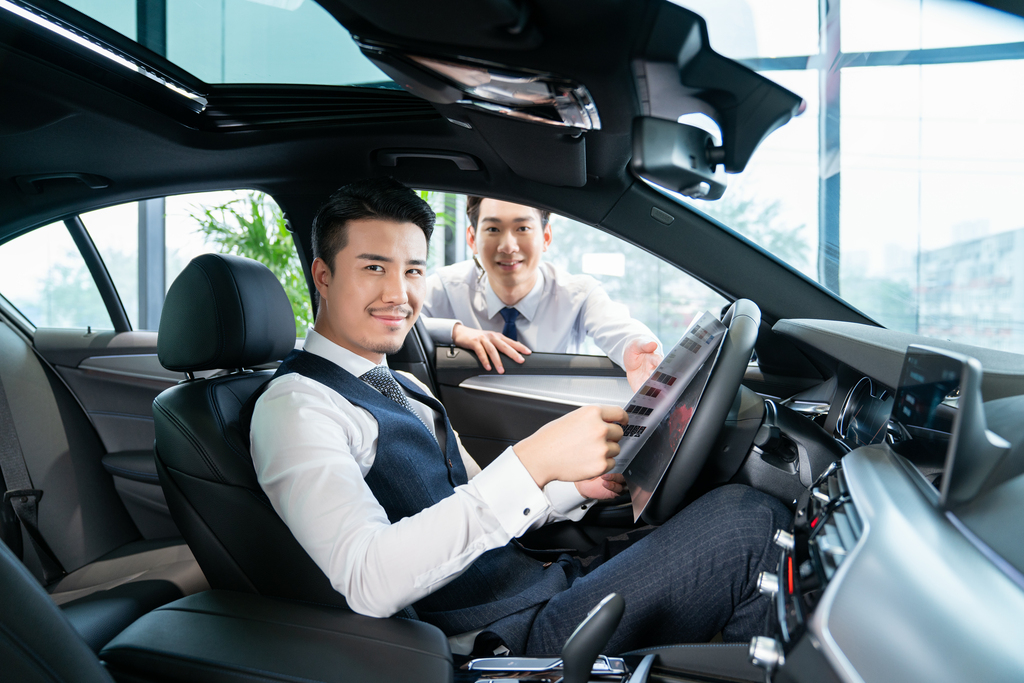 年轻男士选购汽车