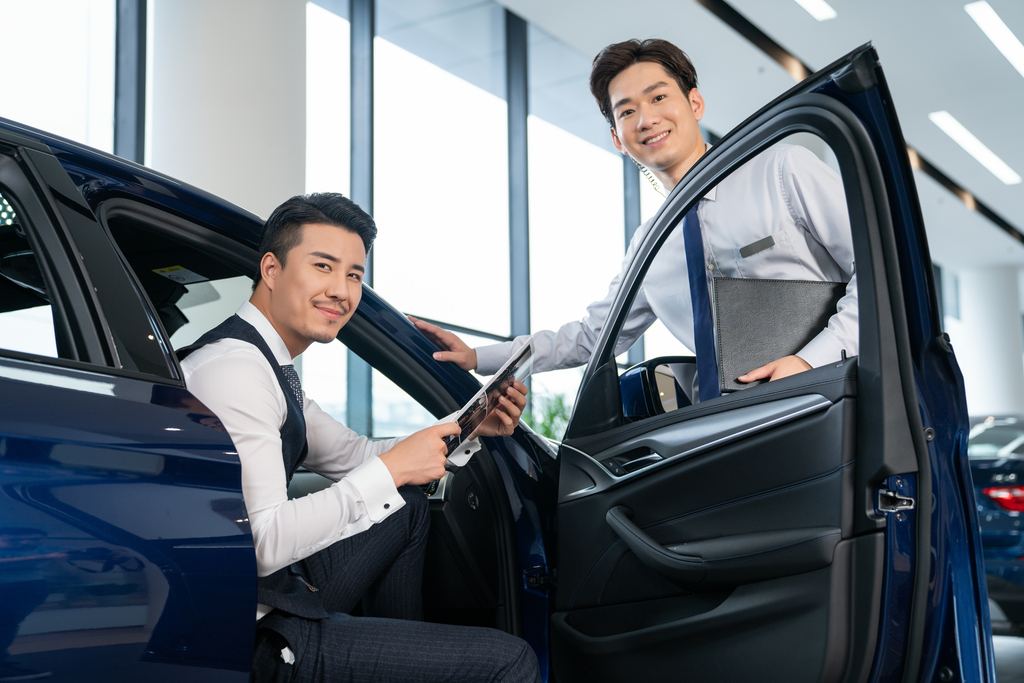 年轻男士选购汽车