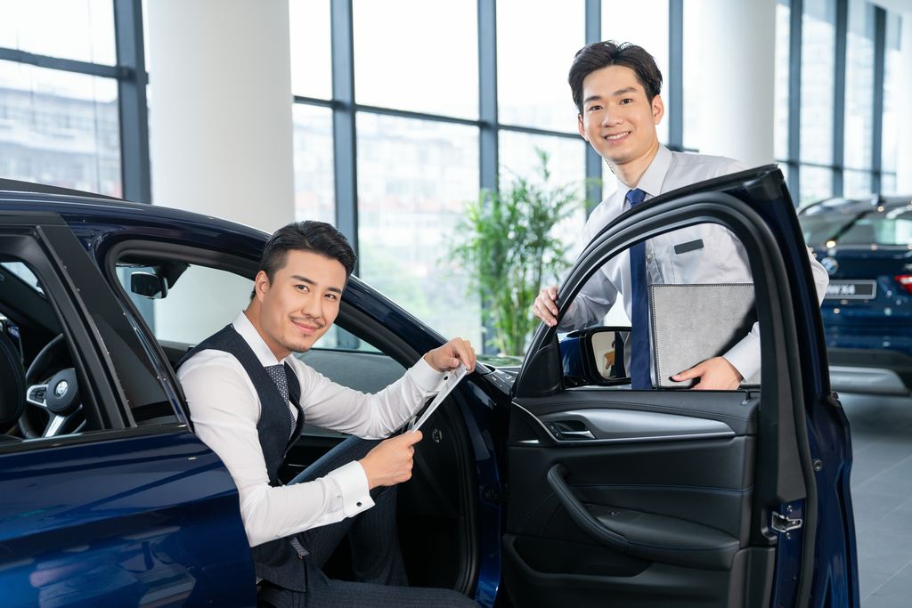 年轻男士选购汽车