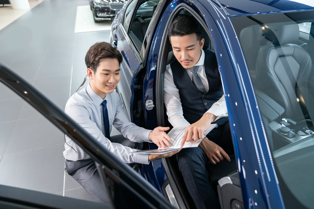 年轻男士选购汽车