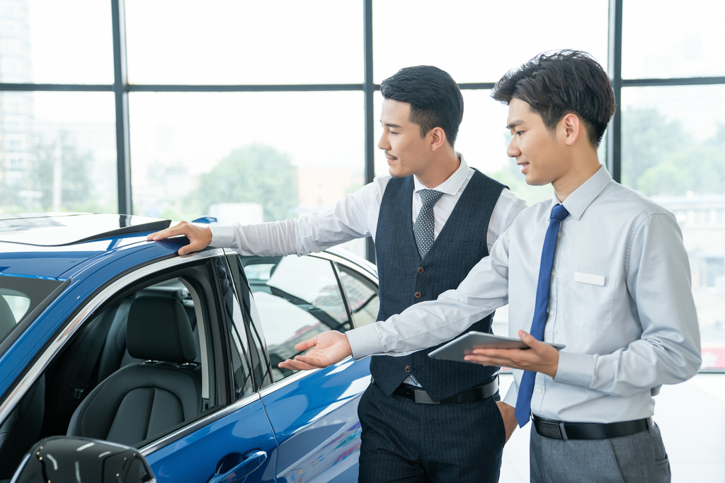 年轻男士选购汽车