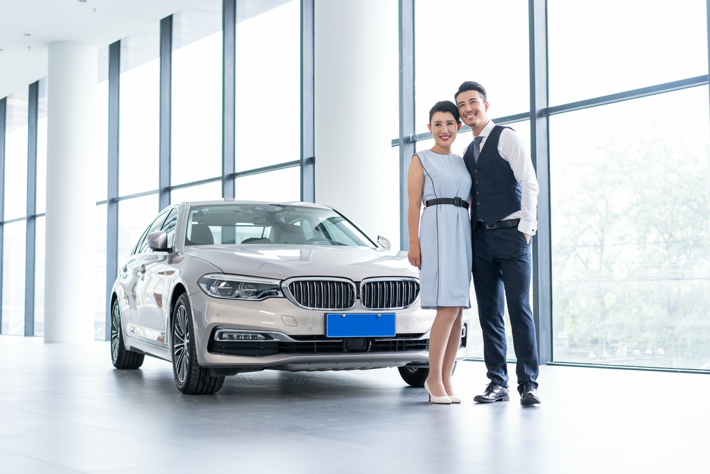年轻夫妻选购汽车