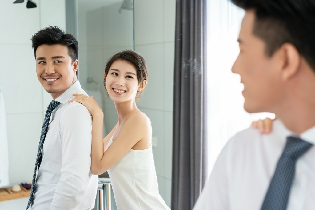年轻情侣上班前照镜子图片