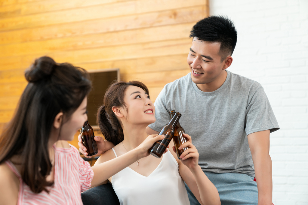 年轻朋友聚会喝啤酒图片
