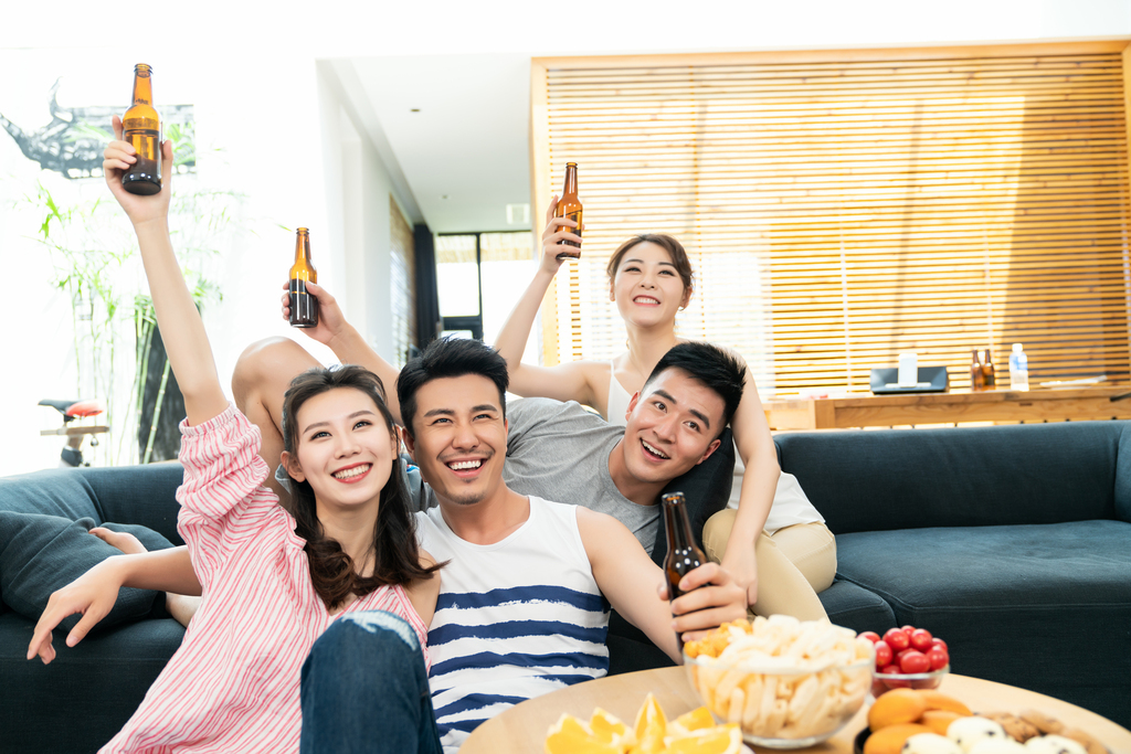 年轻朋友聚会喝啤酒图片