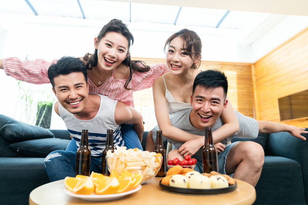 年轻朋友聚会喝啤酒图片