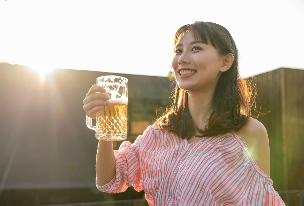 年轻女子喝啤酒图片