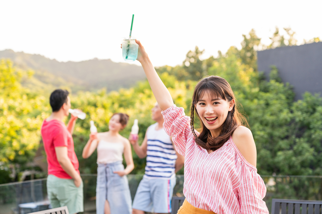 年轻朋友聚会喝啤酒图片