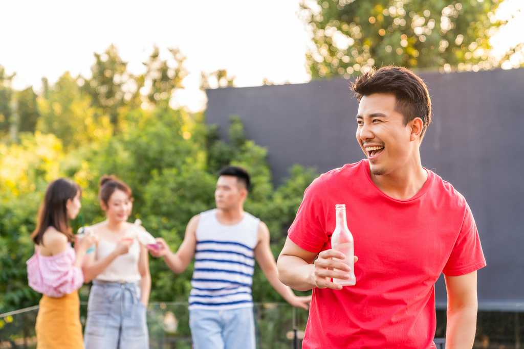 年轻朋友聚会喝啤酒图片