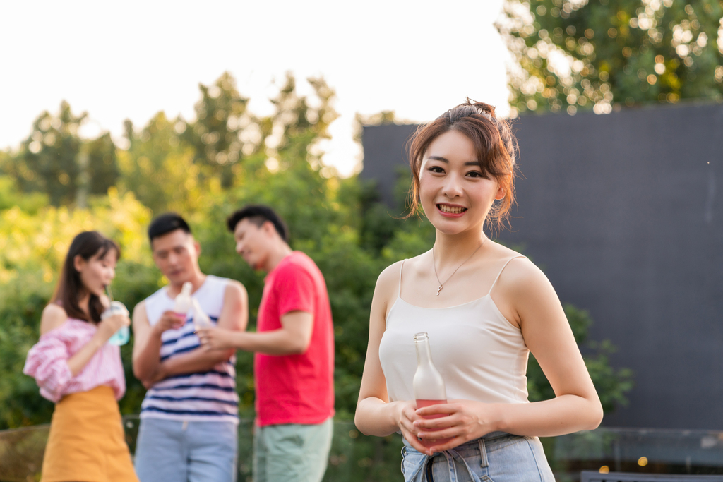 年轻朋友聚会喝啤酒图片