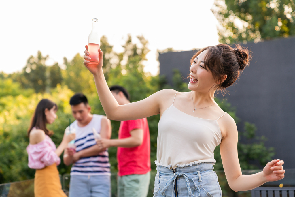 年轻朋友聚会喝啤酒图片