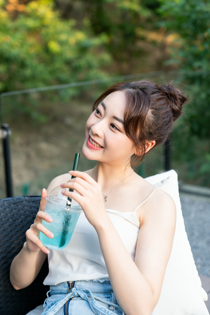 快乐的年轻女子
