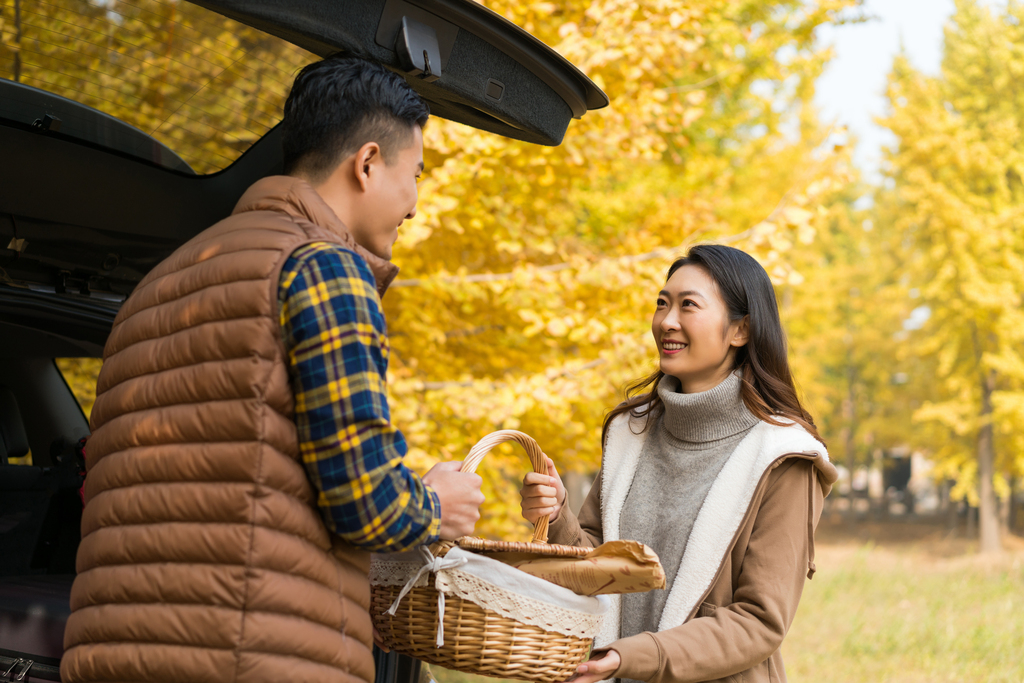 年轻情侣自驾旅行图片