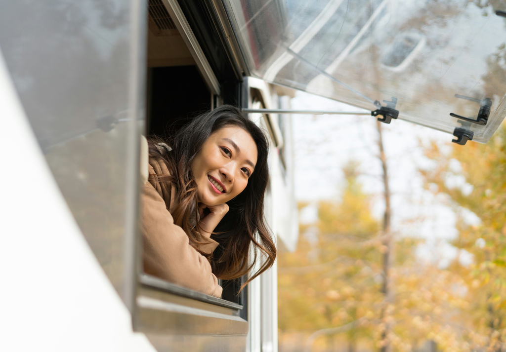 年轻女子自驾旅行