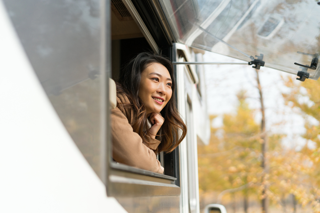 年轻女子自驾旅行