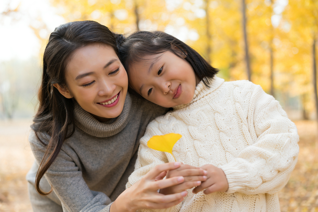 母女二人秋游漫步银杏林图片