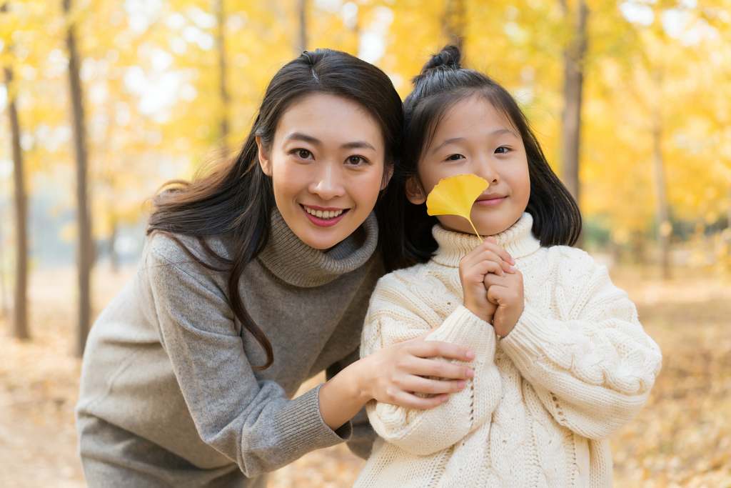 母女二人秋游漫步银杏林图片