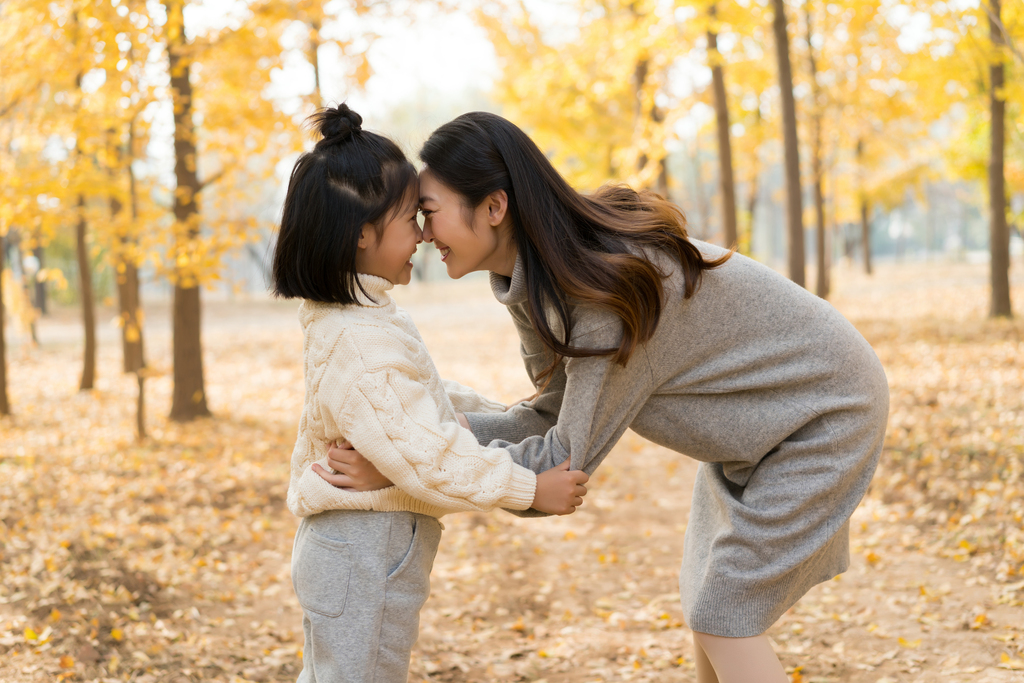 母女二人秋游漫步银杏林图片