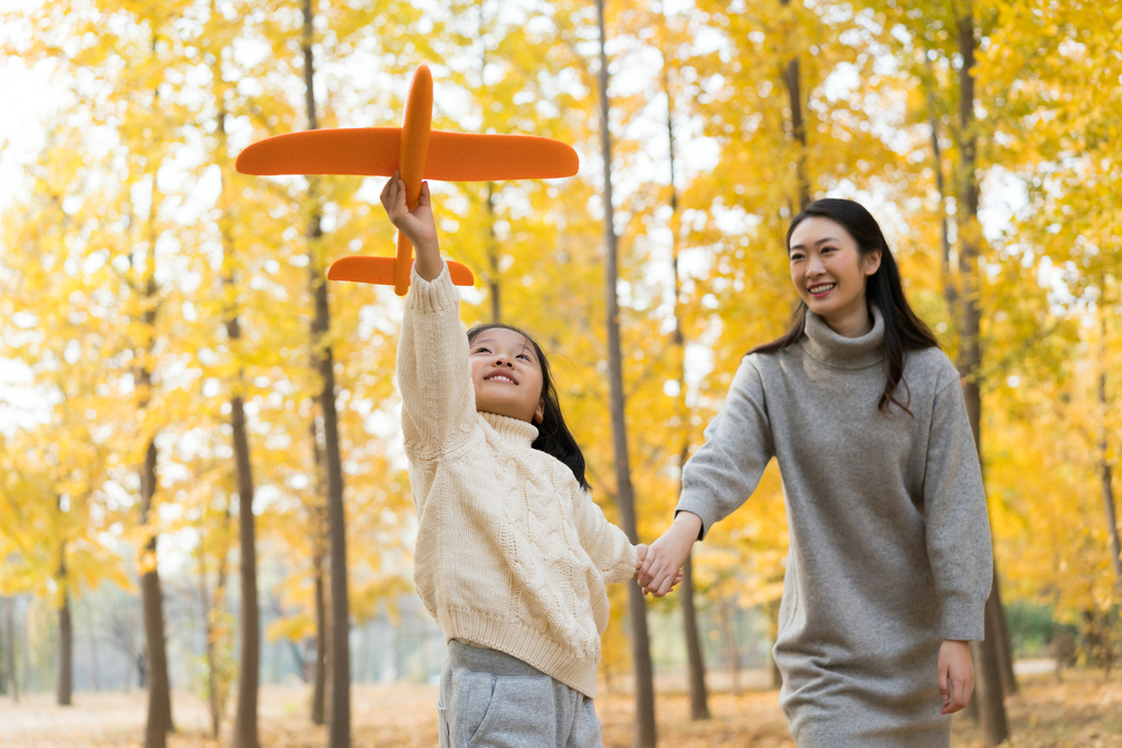 母女二人秋游漫步银杏林图片