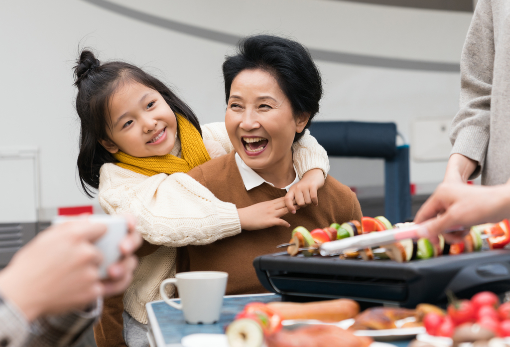 孙女二人秋游户外烧烤