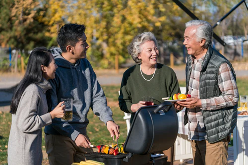 快乐的一家人秋游野餐烧烤图片