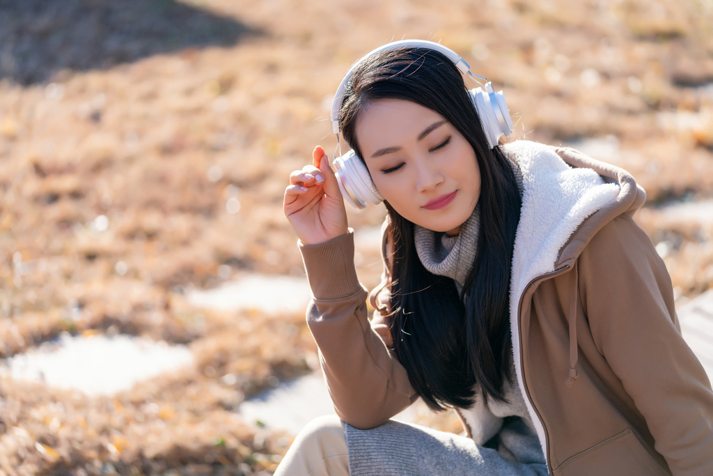 年轻女子听音乐图片