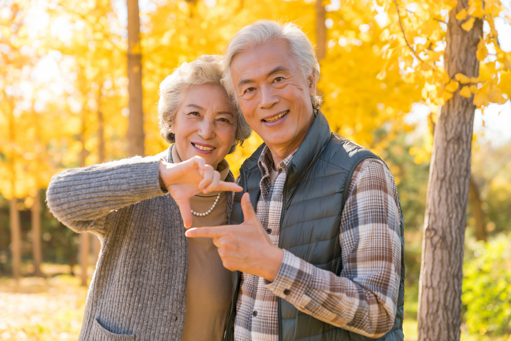 甜蜜的老年夫妻图片