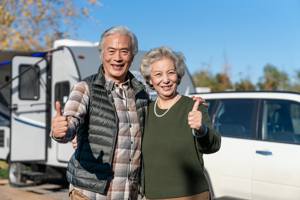 老年夫妻自驾旅行