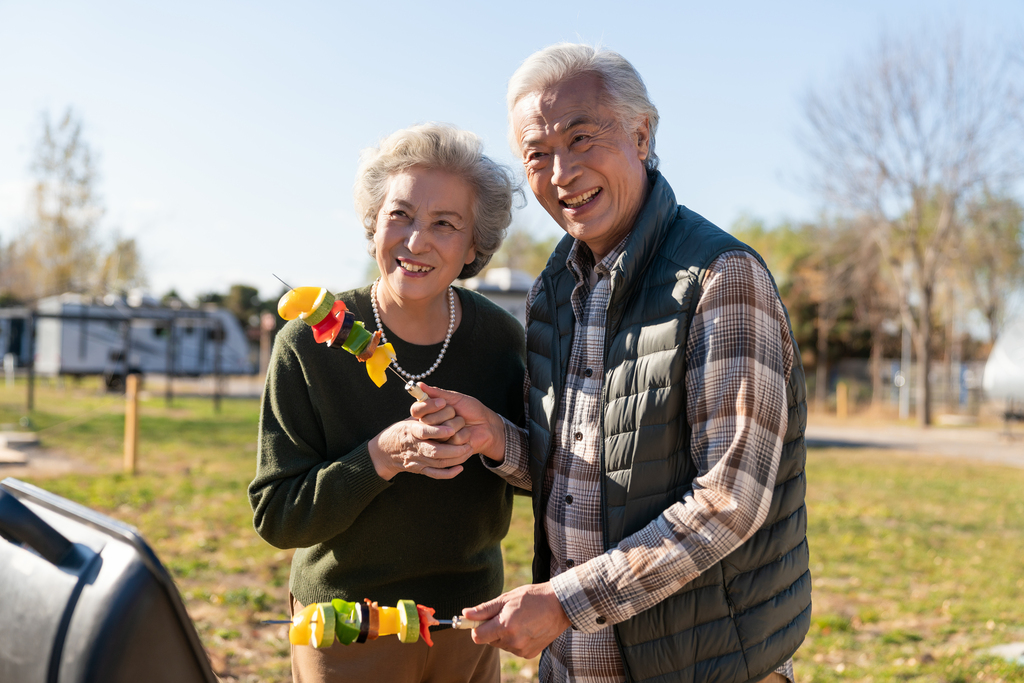 老年夫妻秋游野餐烧烤