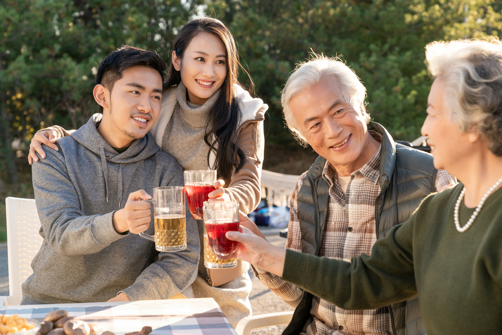 快乐的一家人秋游野餐