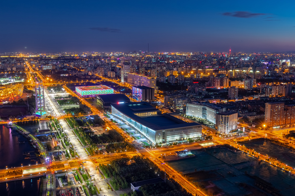 鸟瞰北京奥运村夜景图片