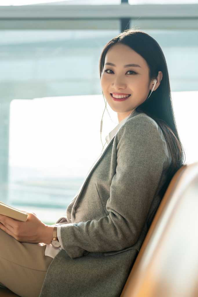 商务女士在候机室候机图片