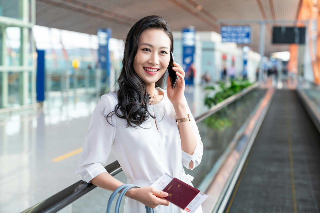 年轻女子在机场打电话