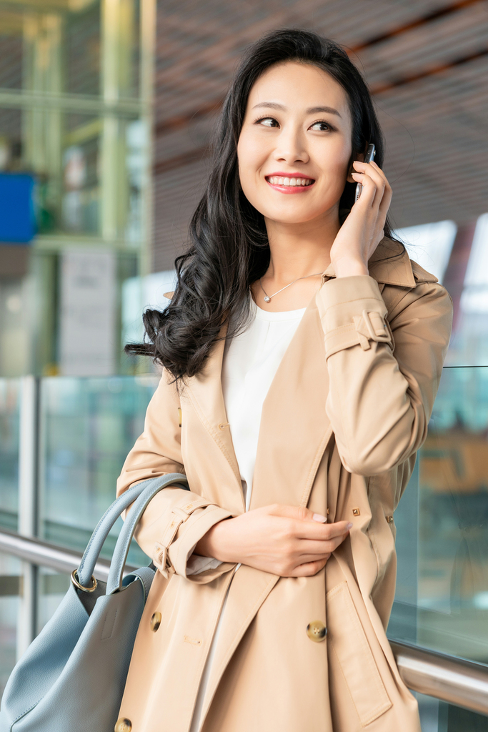 年轻女子在机场打电话图片