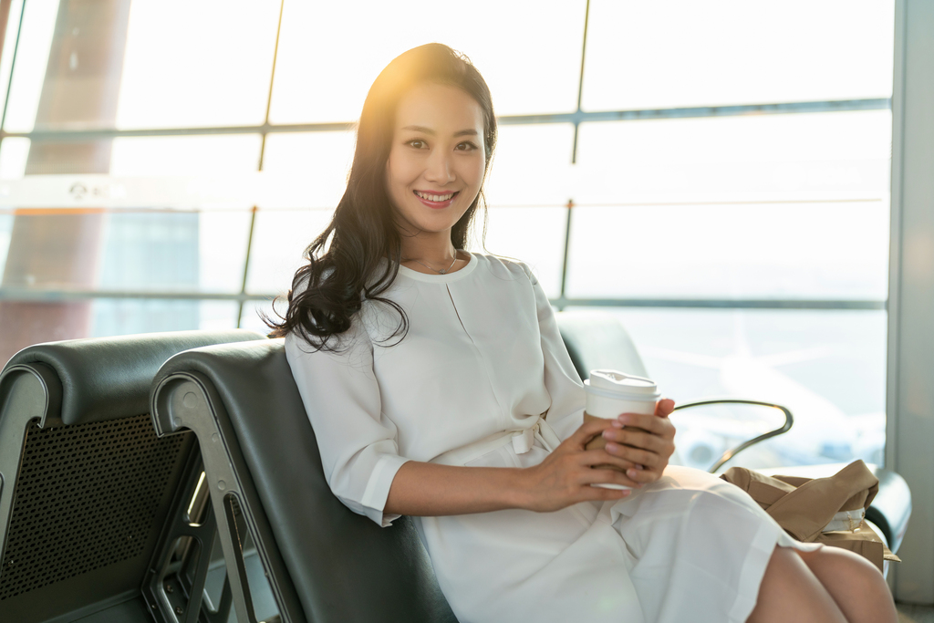 年轻女子在候机室候机图片