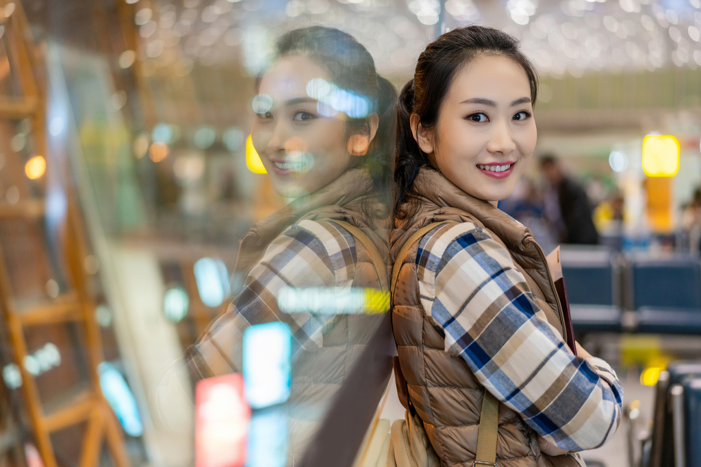 年轻女子在候机室图片