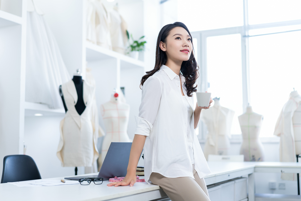 年轻女服装设计师图片