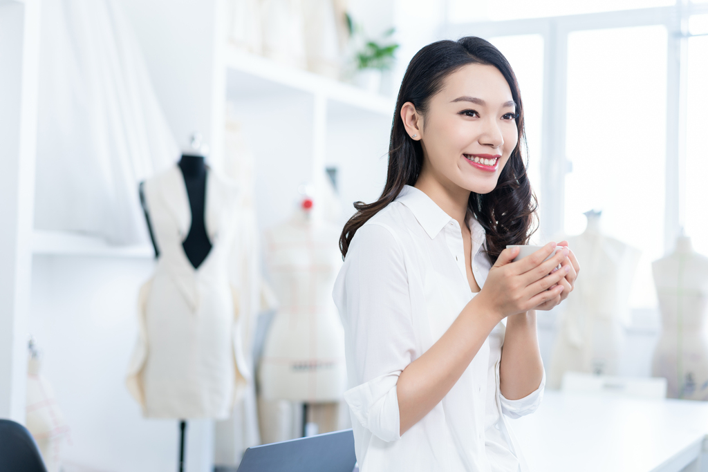 年轻女服装设计师图片