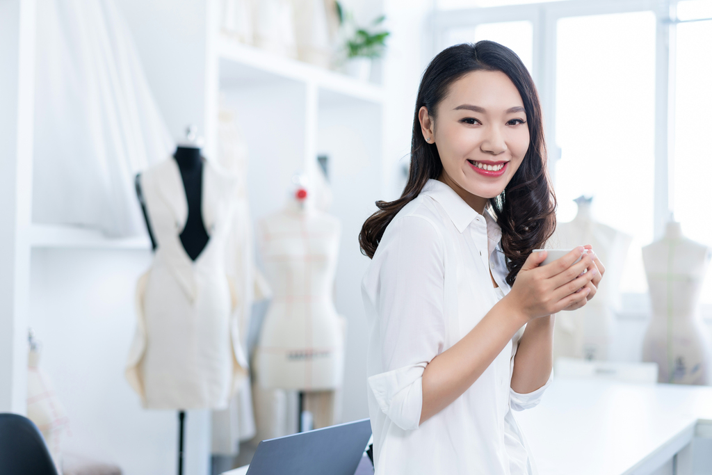 年轻女服装设计师图片